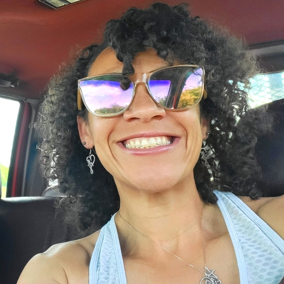 Meet your Posher, Nicole - Picture 1 of 1